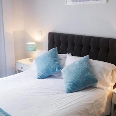 Wood Green Budget Rooms - Next To Mall & Metro Station - 10 Min To City Center Londýn Exteriér fotografie