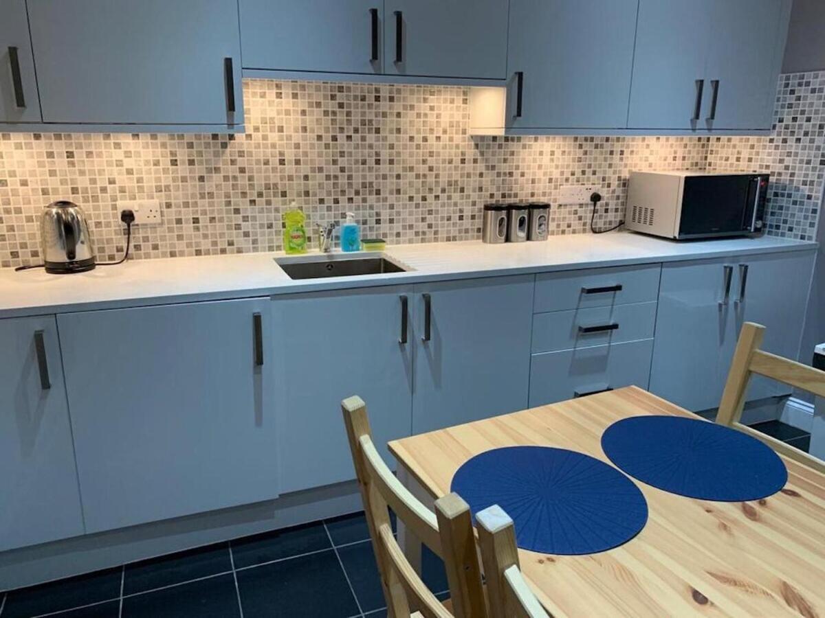 Wood Green Budget Rooms - Next To Mall & Metro Station - 10 Min To City Center Londýn Exteriér fotografie