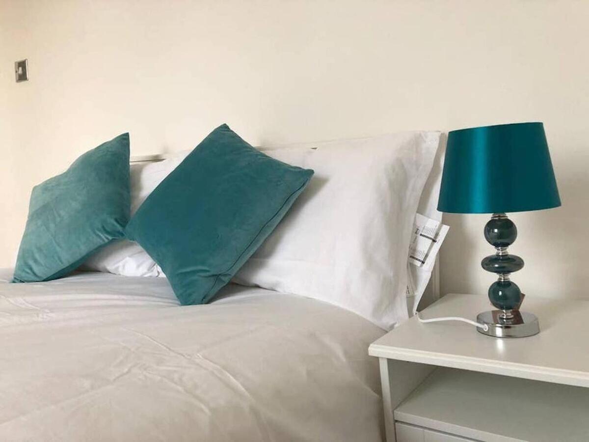 Wood Green Budget Rooms - Next To Mall & Metro Station - 10 Min To City Center Londýn Exteriér fotografie