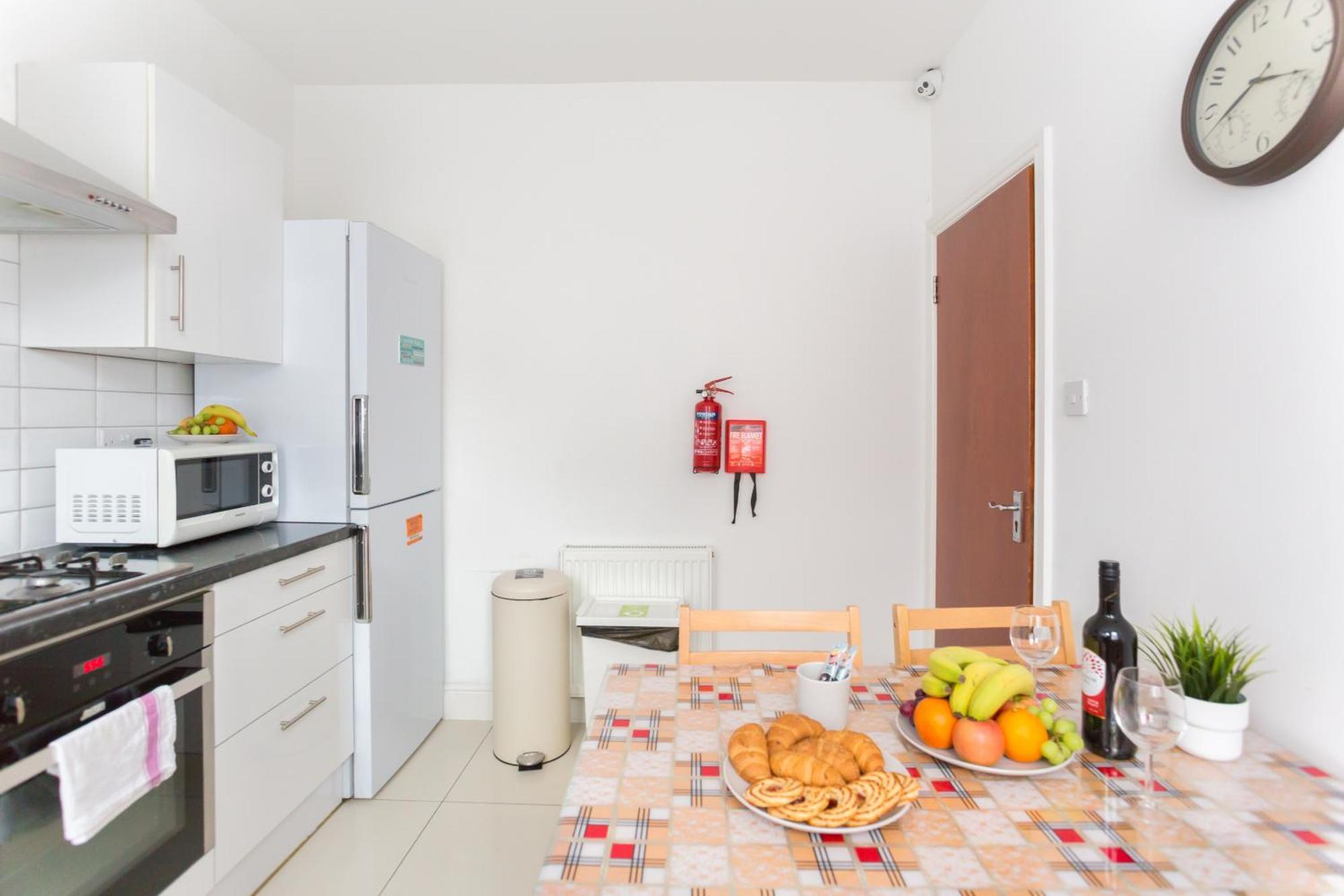 Wood Green Budget Rooms - Next To Mall & Metro Station - 10 Min To City Center Londýn Exteriér fotografie