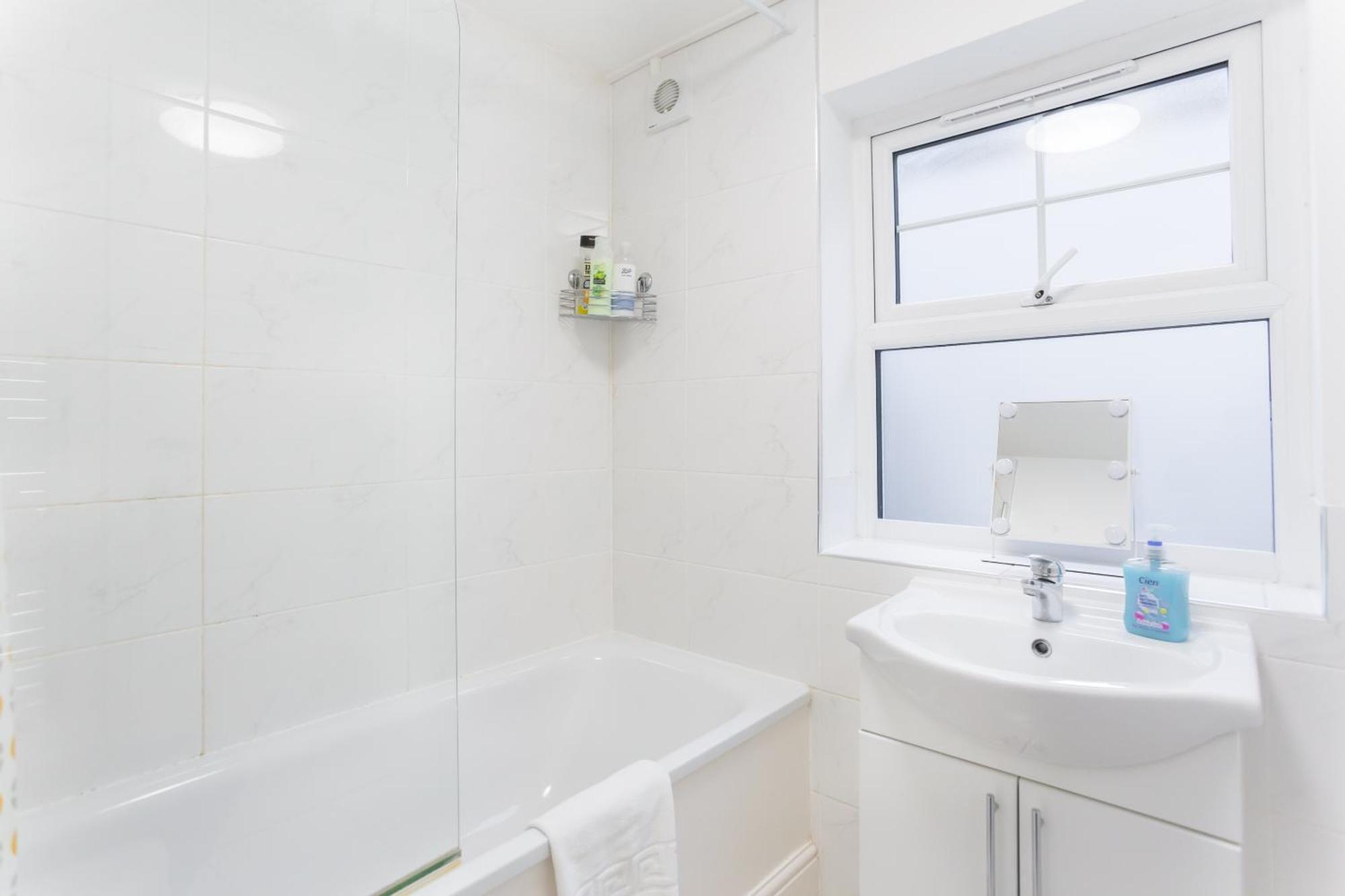 Wood Green Budget Rooms - Next To Mall & Metro Station - 10 Min To City Center Londýn Exteriér fotografie