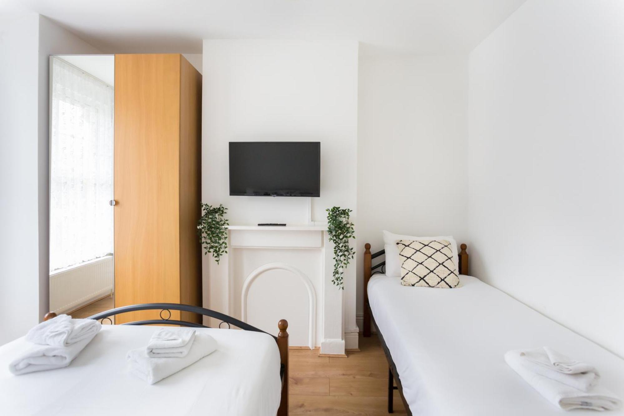 Wood Green Budget Rooms - Next To Mall & Metro Station - 10 Min To City Center Londýn Exteriér fotografie