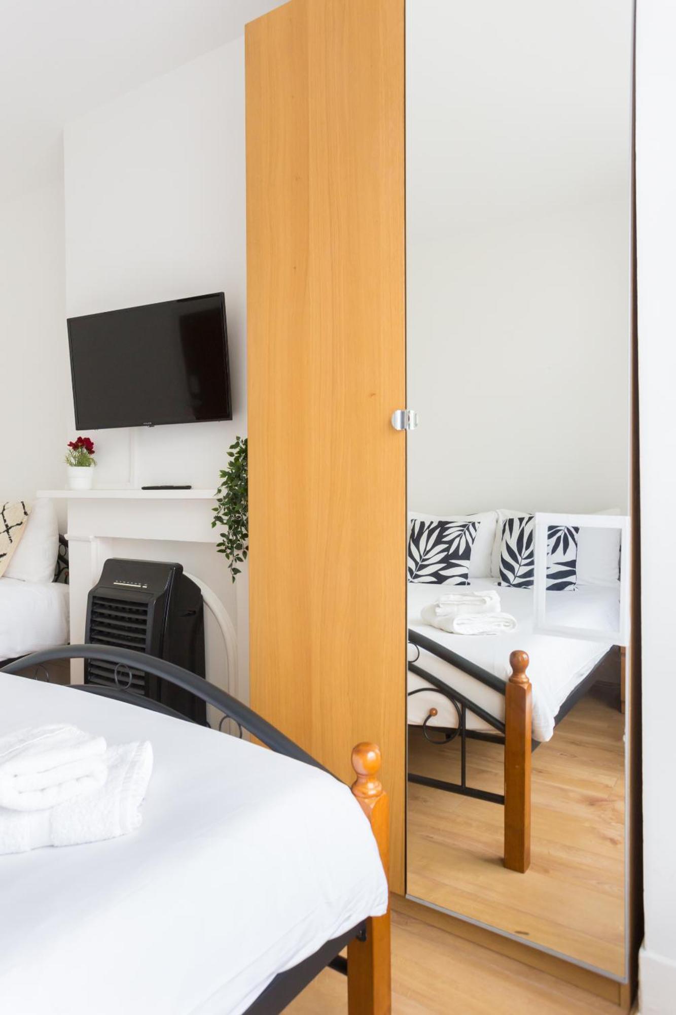 Wood Green Budget Rooms - Next To Mall & Metro Station - 10 Min To City Center Londýn Exteriér fotografie