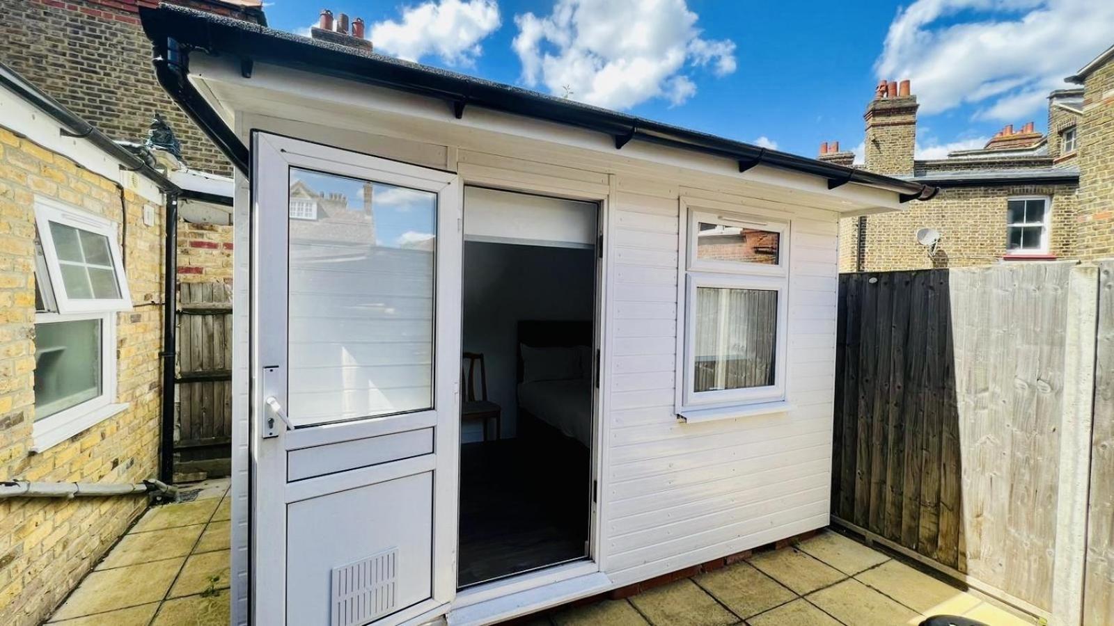 Wood Green Budget Rooms - Next To Mall & Metro Station - 10 Min To City Center Londýn Exteriér fotografie